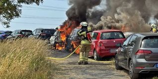 Zwei Autos und ein Feldstück gerieten während des Festumzugs zum Feuerwehrjubiläum in Maichingen in Brand.